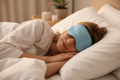 Lifestyle antifaz de satén azul durmiendo